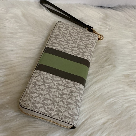Michael Kors Jet Set Continental Wallet - Picture 4 of 16